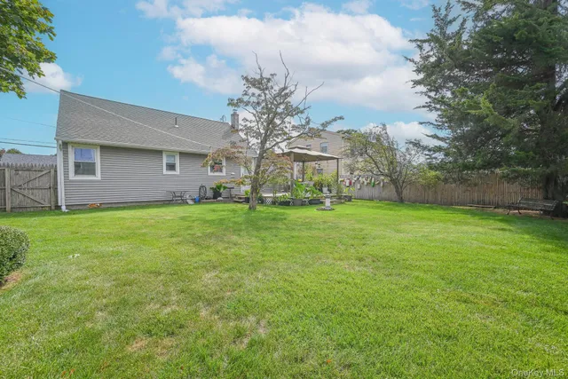 a view of a house with a big yard