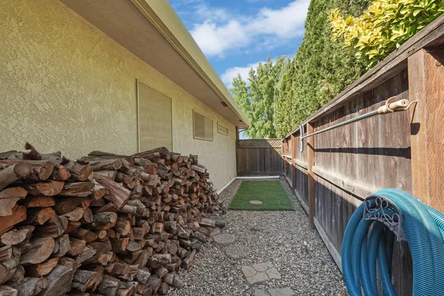 a view of a backyard