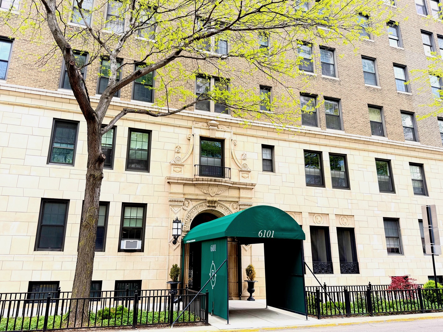 6101 North Sheridan Road, Unit 11E Chicago, IL 60660 - Photo 1 of 11
