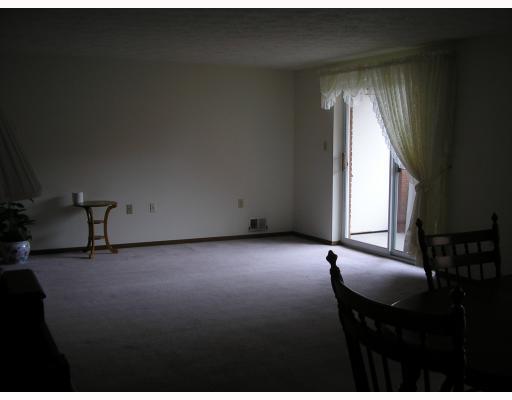 2850 Edgecliff Road, Unit 17 Lower Burrell, PA 15068 - Photo 5 of 8 Living Room.
