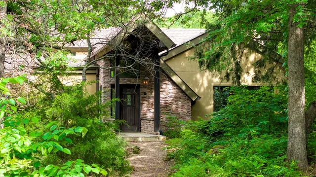 an outdoor view of house