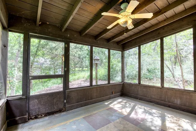 an empty room with windows and pillars in it