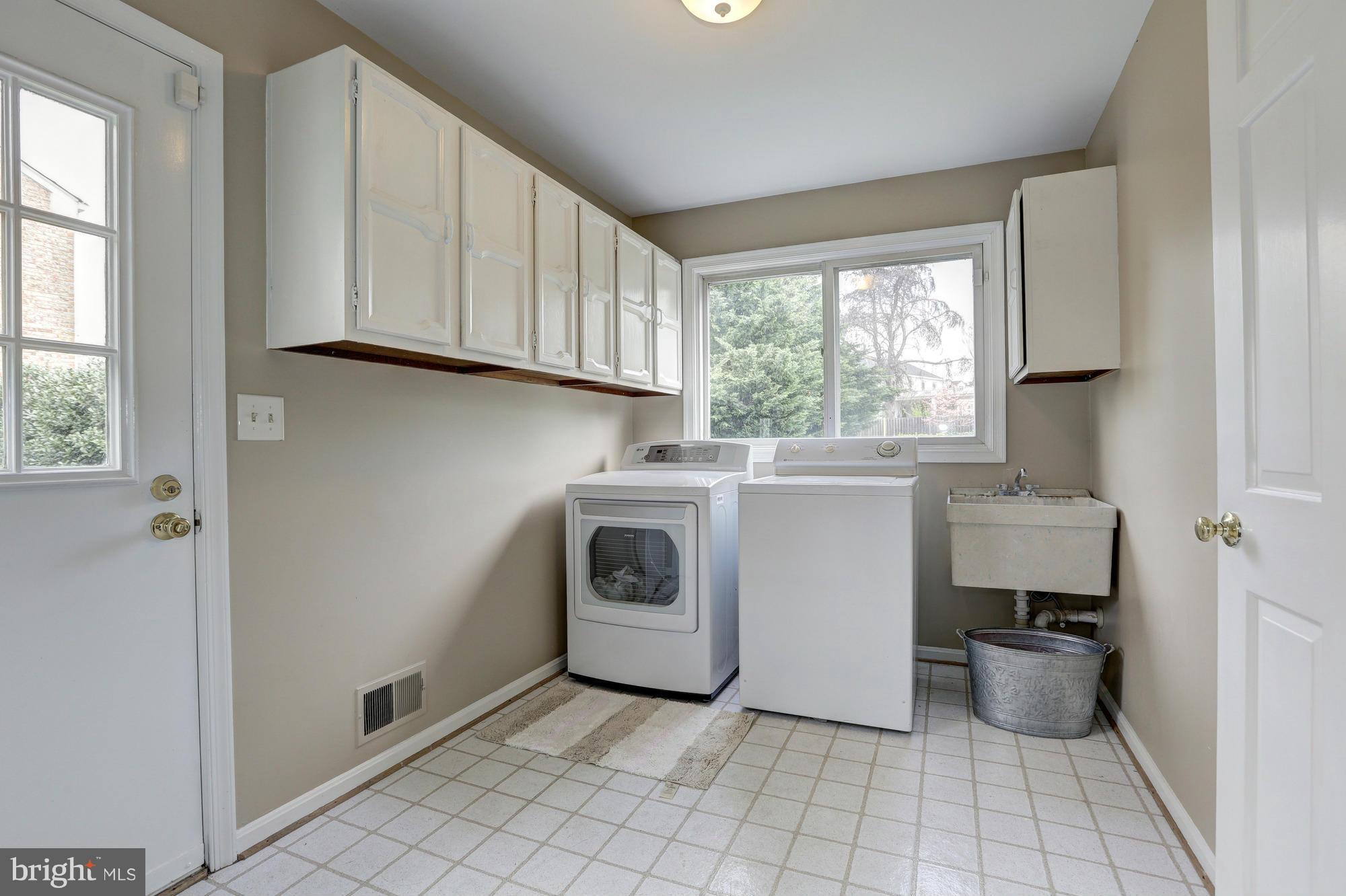 10001 South Glen Road Potomac, MD 20854 - Photo 14 of 30 Laundry and Mud Room