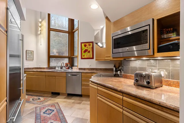 $1,950,000 | 3151 Crystal Drive, Beulah, MI 49617