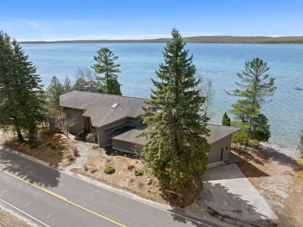 $1,950,000 | 3151 Crystal Drive, Beulah, MI 49617