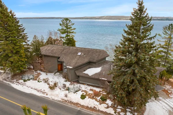 $1,950,000 | 3151 Crystal Drive, Beulah, MI 49617