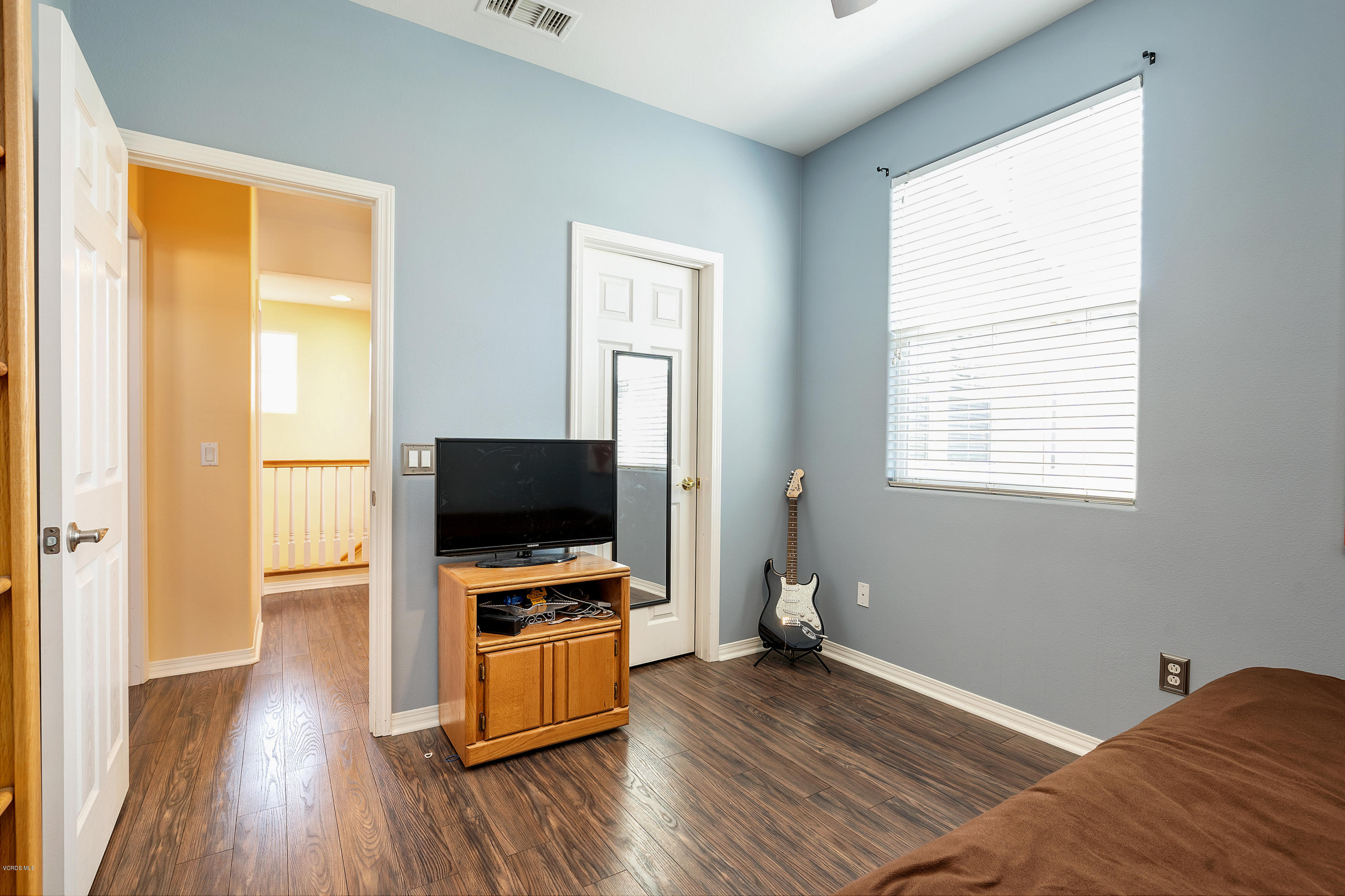507 Spring Park Road Camarillo, CA 93012 - Photo 15 of 34 a living room with furniture and flat screen tv