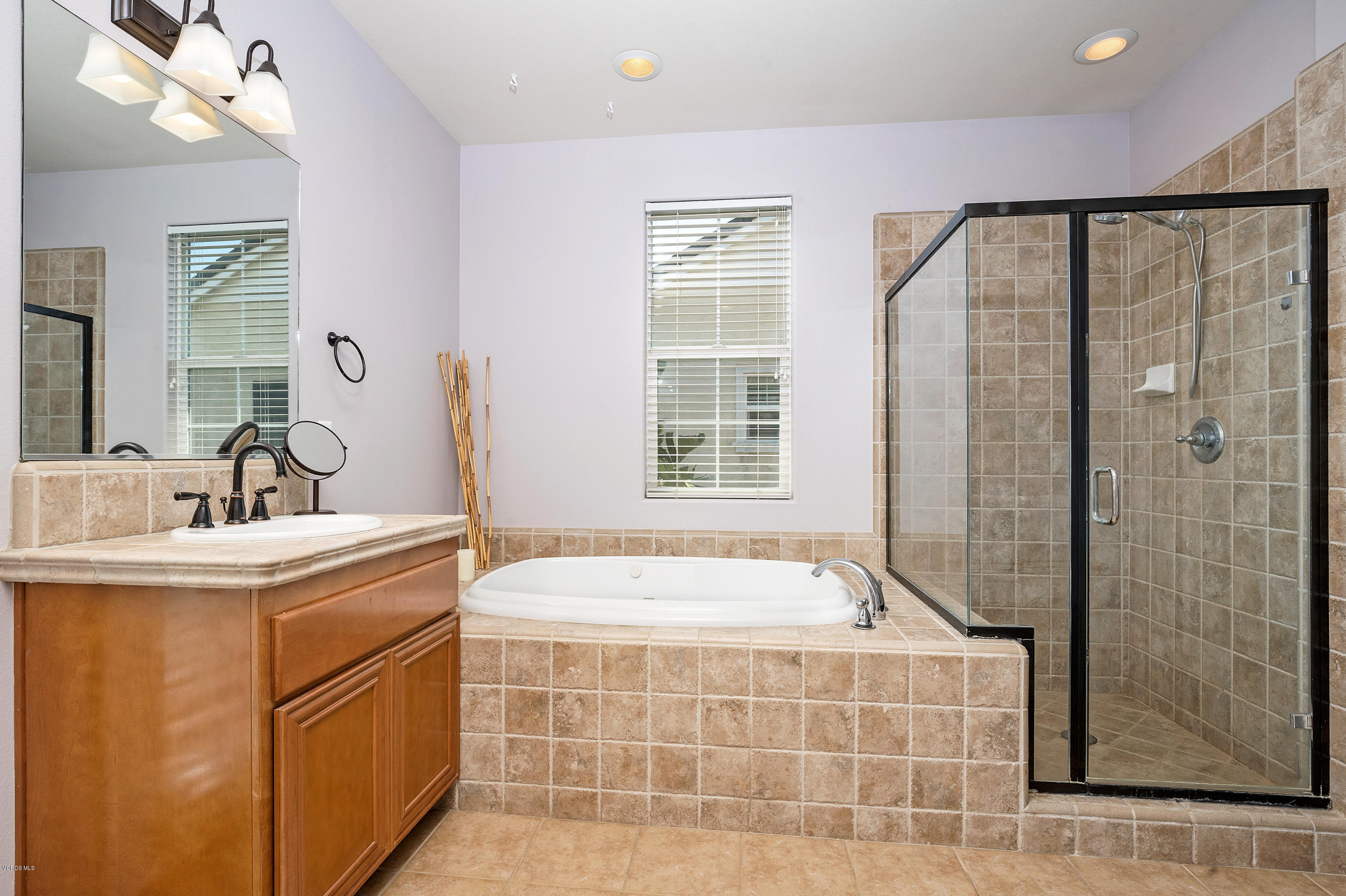 507 Spring Park Road Camarillo, CA 93012 - Photo 20 of 34 a bathroom with a tub sink and mirror