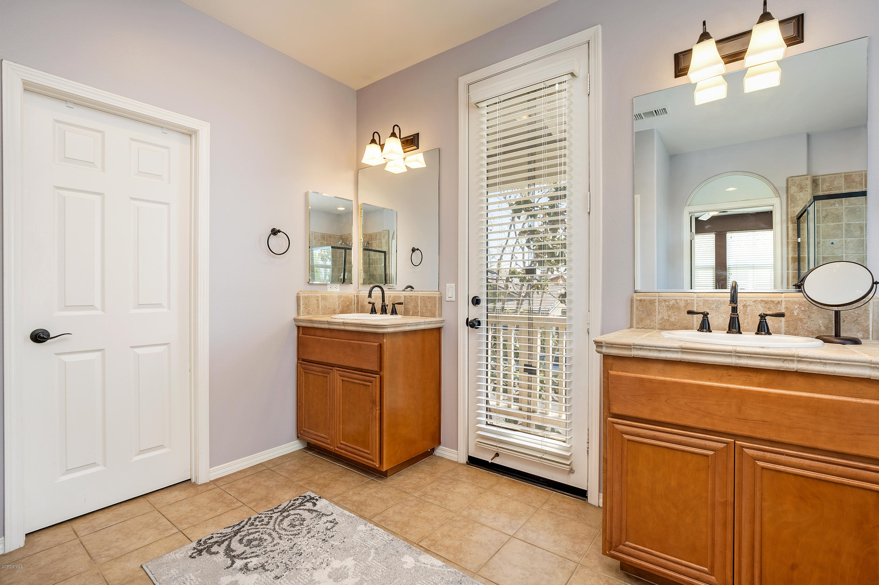 507 Spring Park Road Camarillo, CA 93012 - Photo 21 of 34 a spacious bathroom with a double vanity sink a mirror and a bathtub