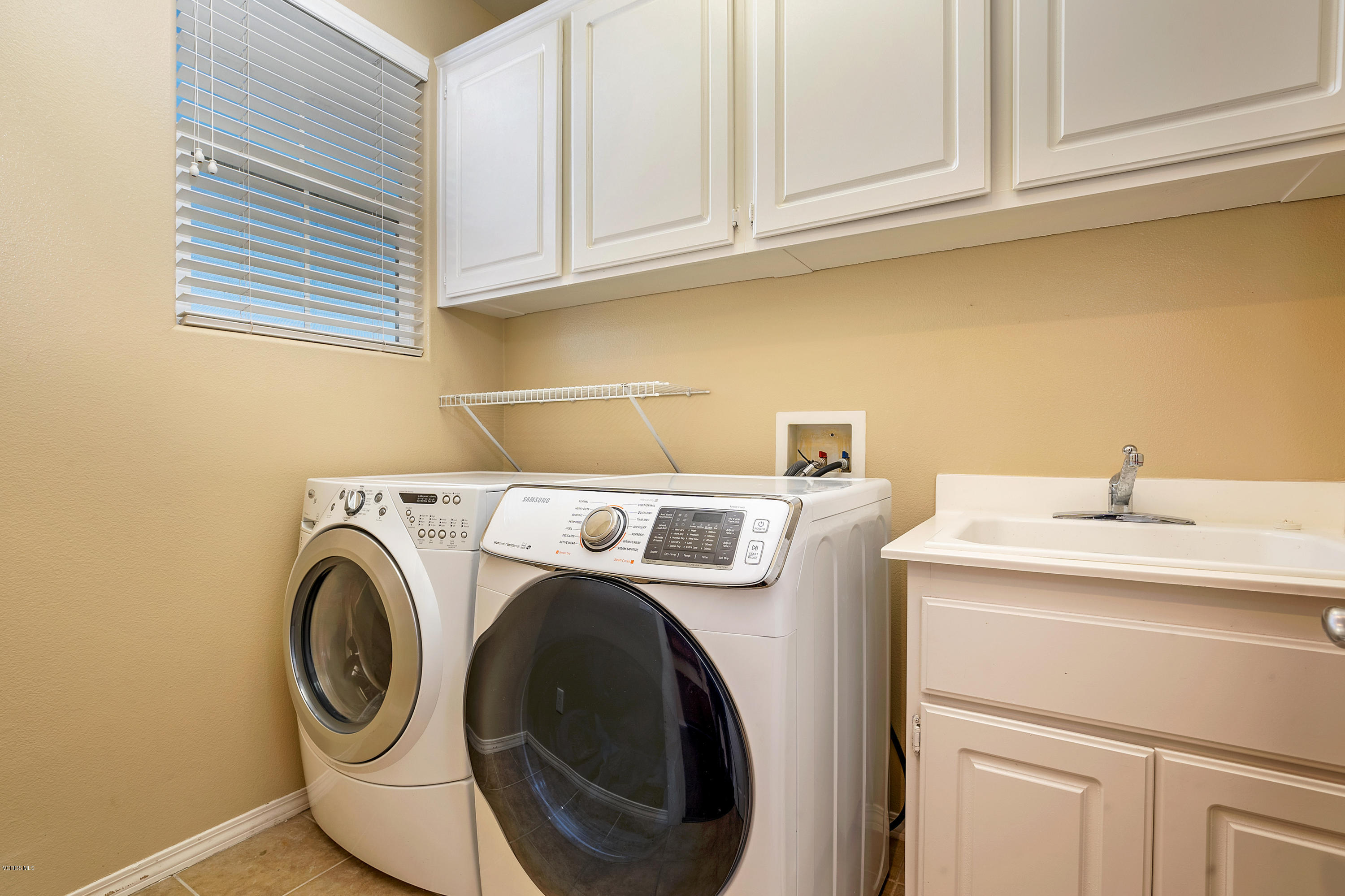507 Spring Park Road Camarillo, CA 93012 - Photo 24 of 34 a utility room with dryer and washer