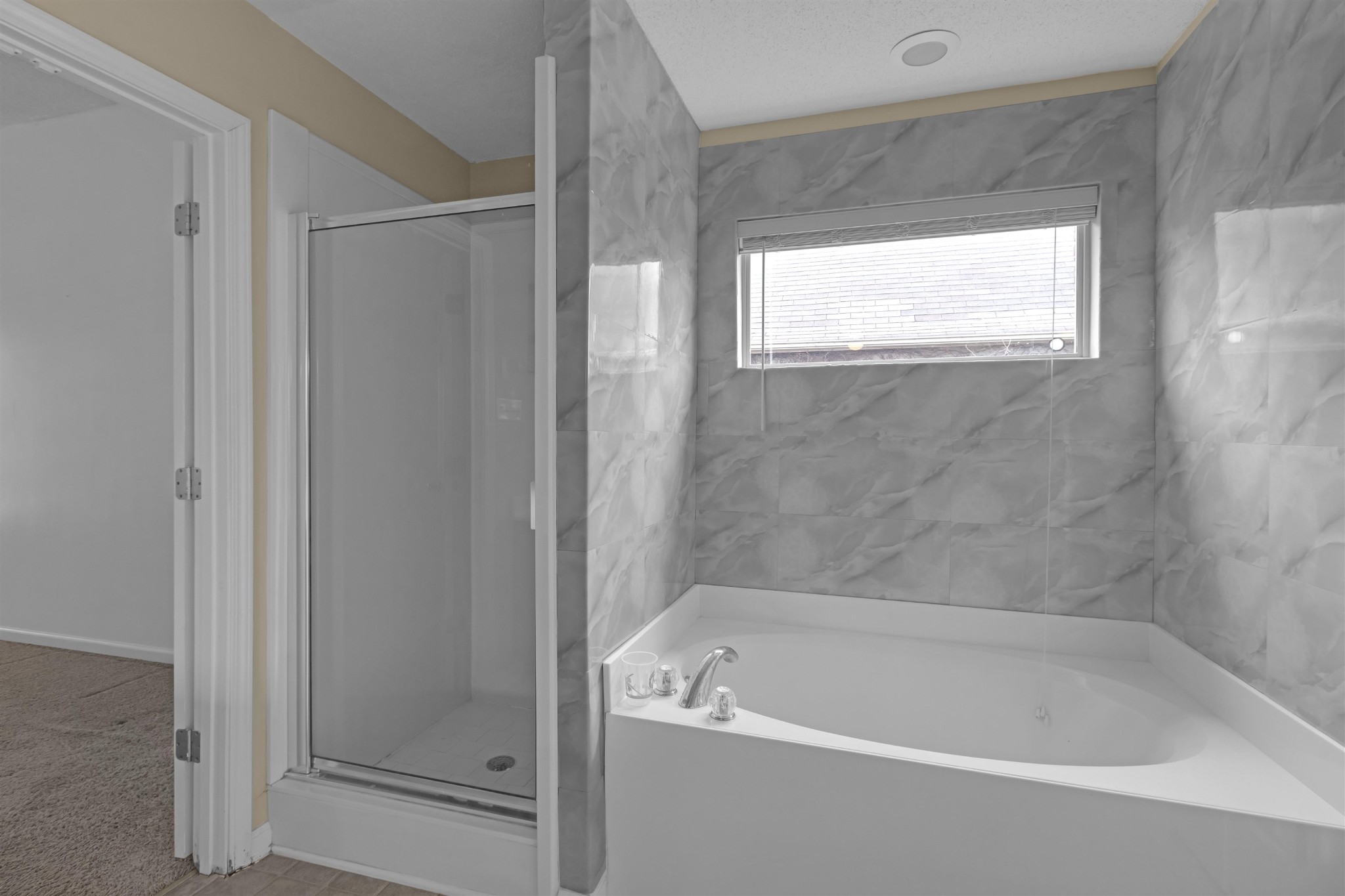 755 North Perkins Road Memphis, TN 38122 - Photo 11 of 25 a bath tub sitting next to a window