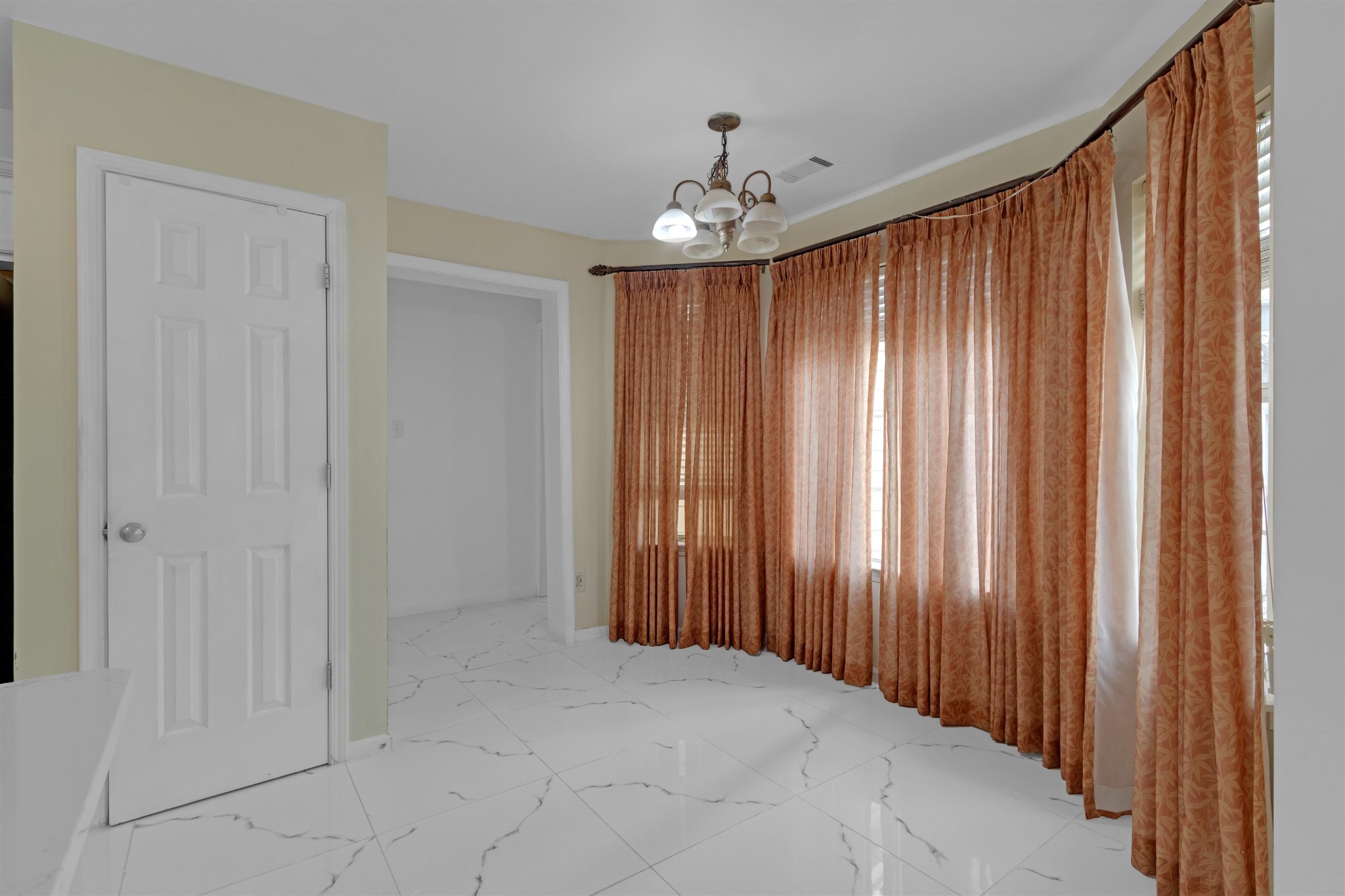 755 North Perkins Road Memphis, TN 38122 - Photo 16 of 25 a view of a chandelier in a balcony