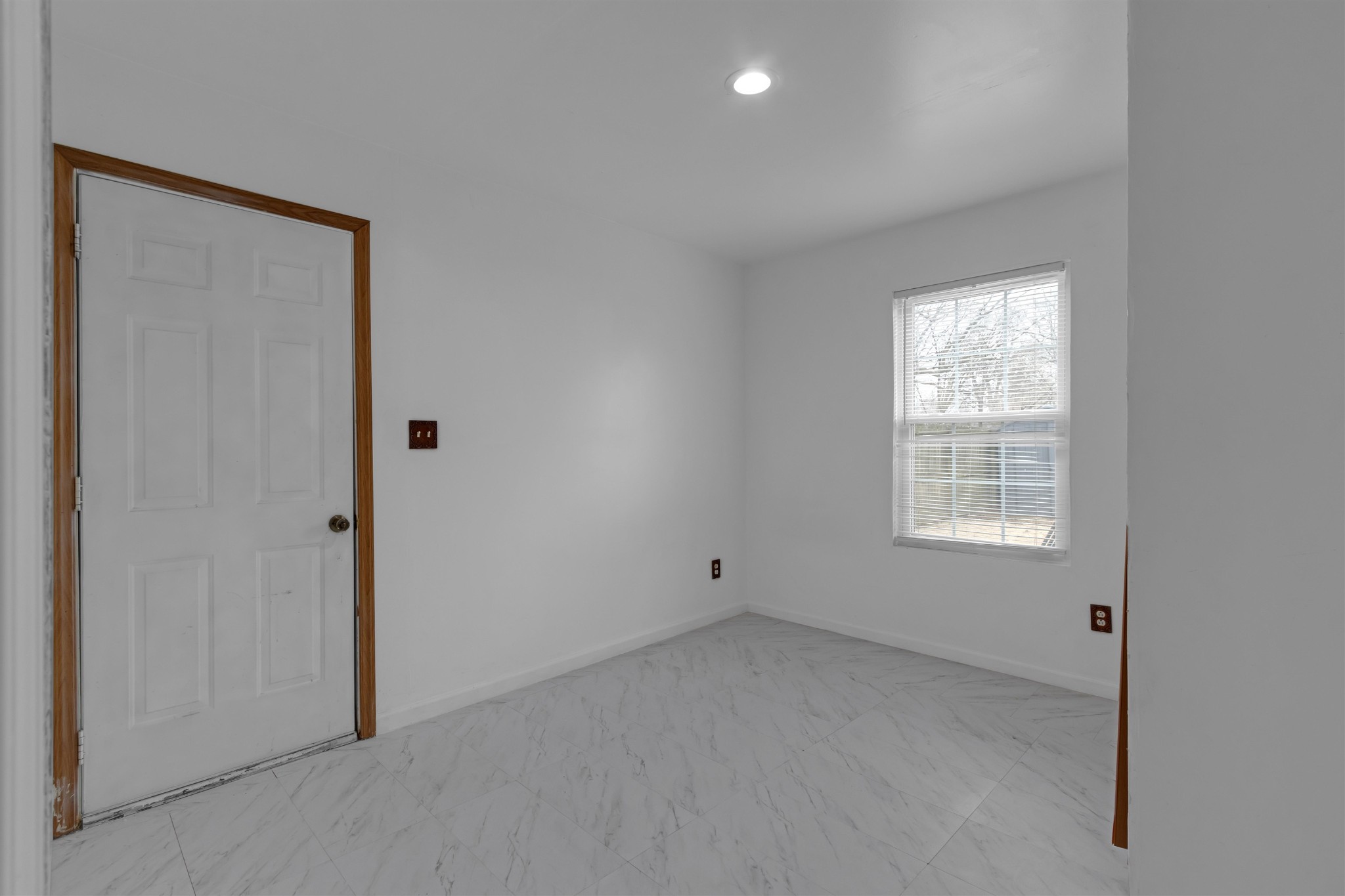 755 North Perkins Road Memphis, TN 38122 - Photo 18 of 25 an empty room with a window