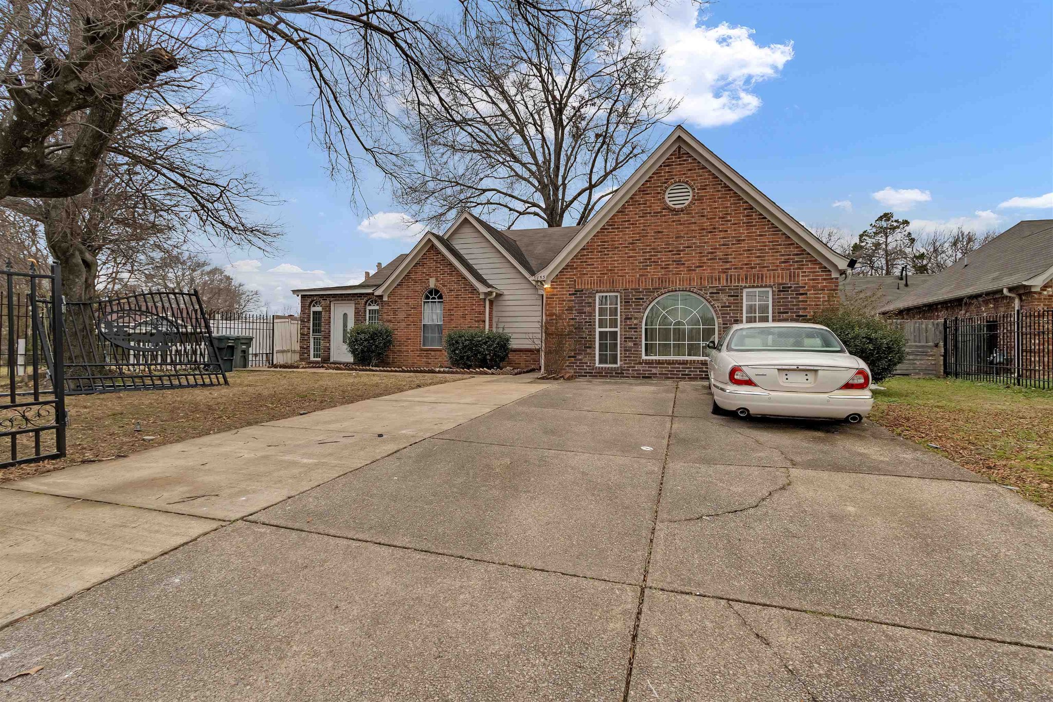 755 North Perkins Road Memphis, TN 38122 - Photo 2 of 25 a car parked in front of house