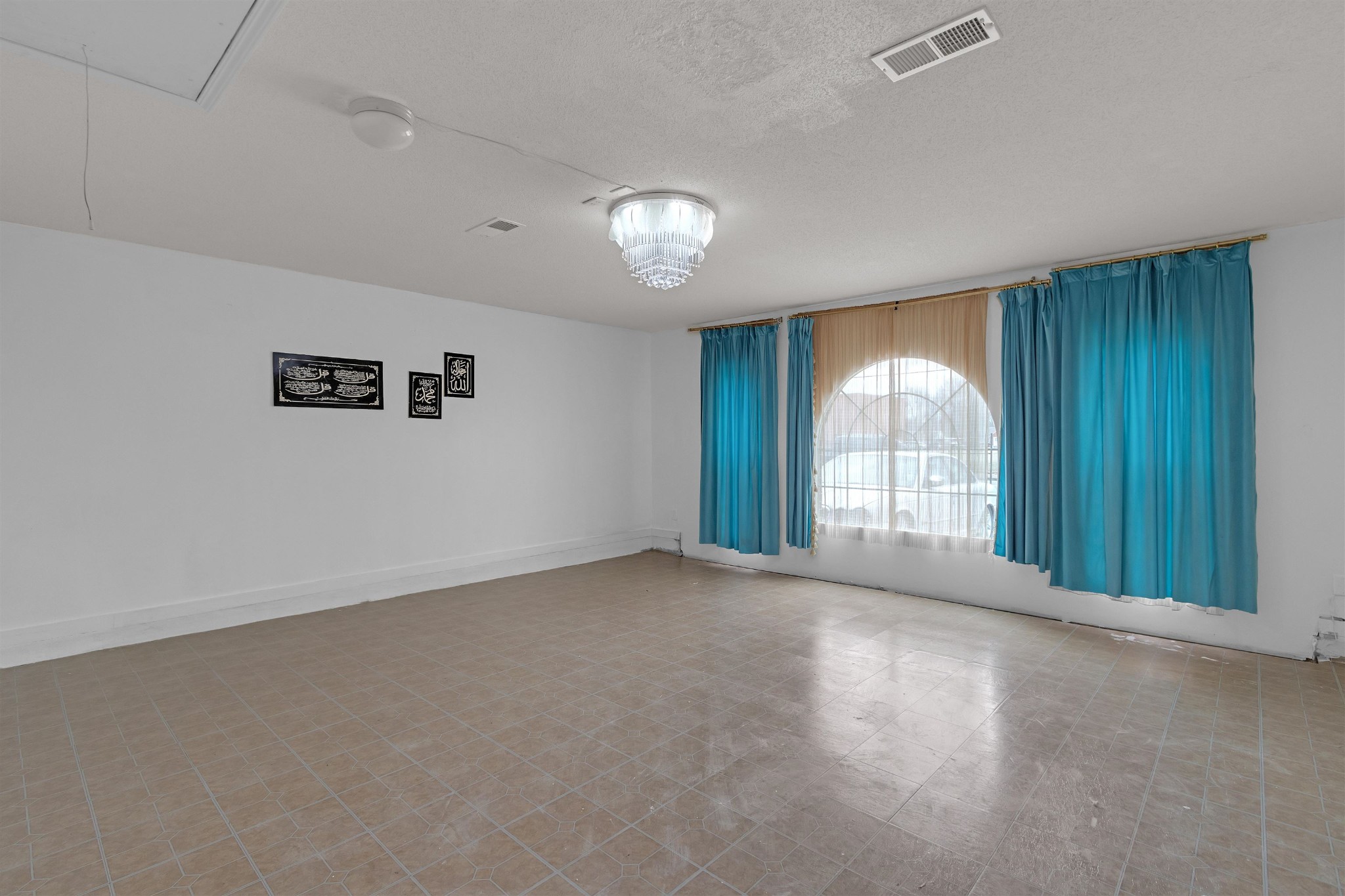 755 North Perkins Road Memphis, TN 38122 - Photo 4 of 25 an empty room with windows and closet