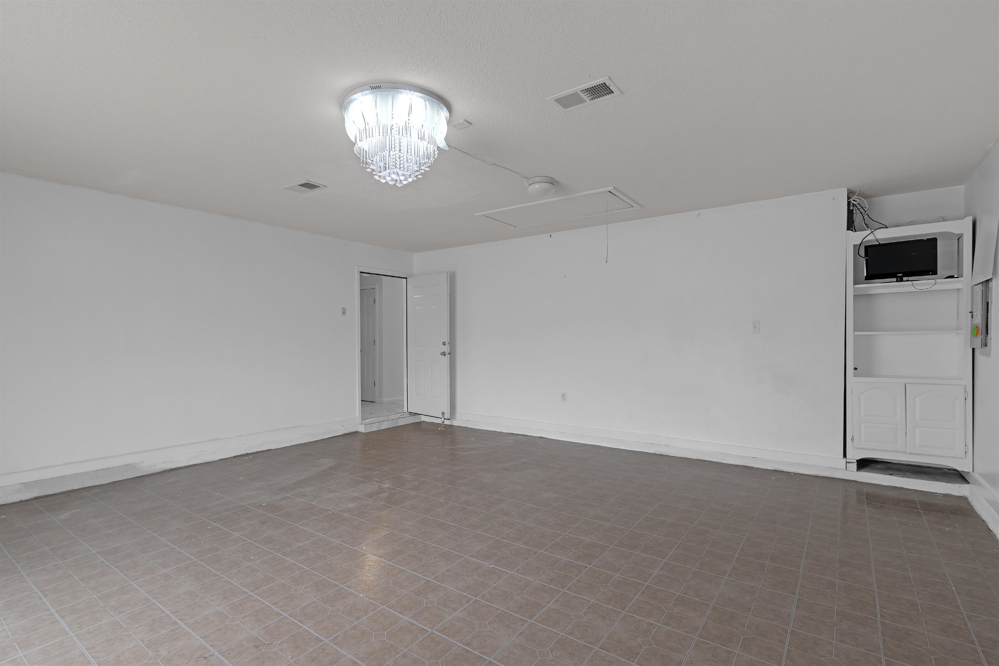 755 North Perkins Road Memphis, TN 38122 - Photo 5 of 25 a view of an empty room with a mirror
