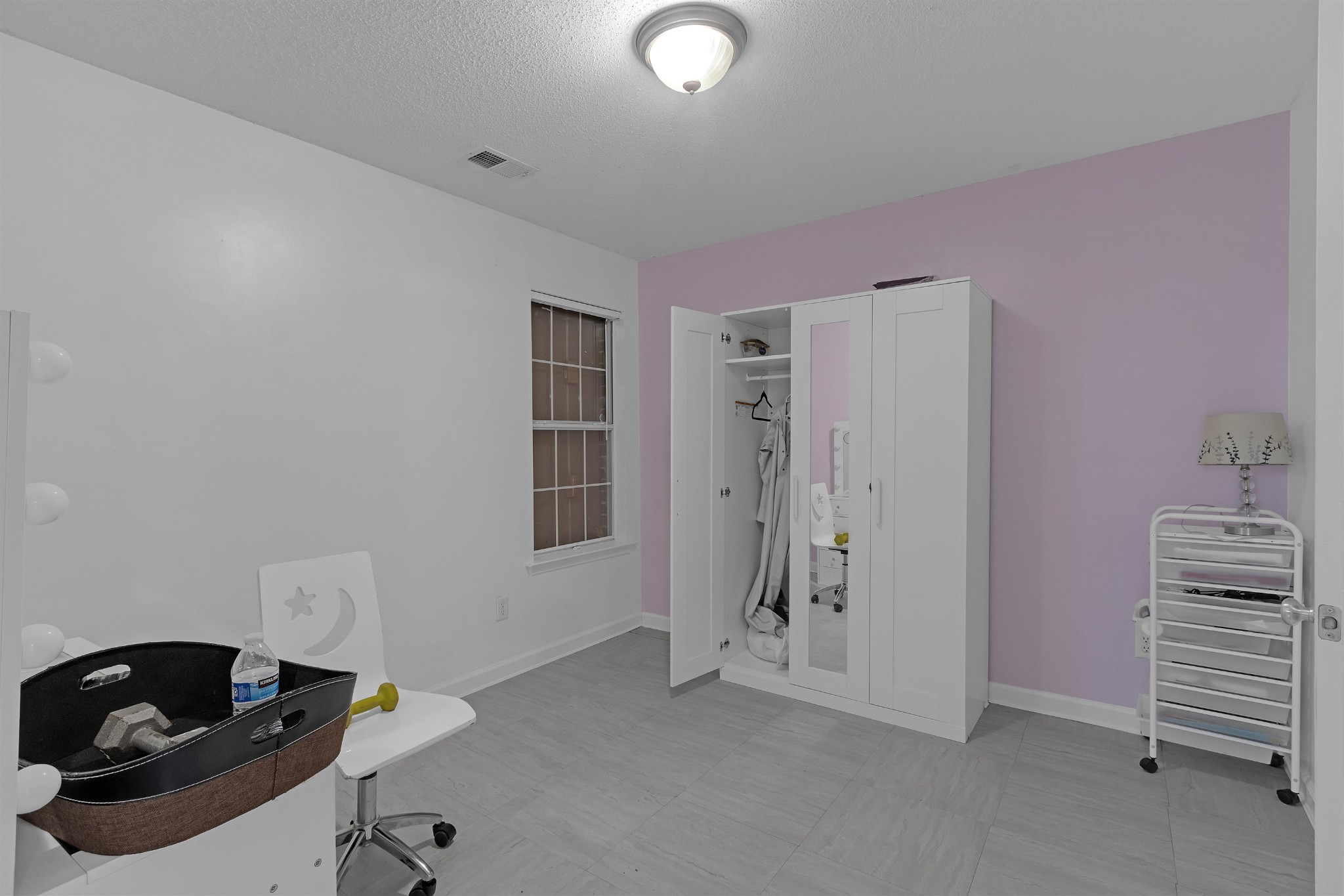 755 North Perkins Road Memphis, TN 38122 - Photo 7 of 25 a view of livingroom with furniture and closet