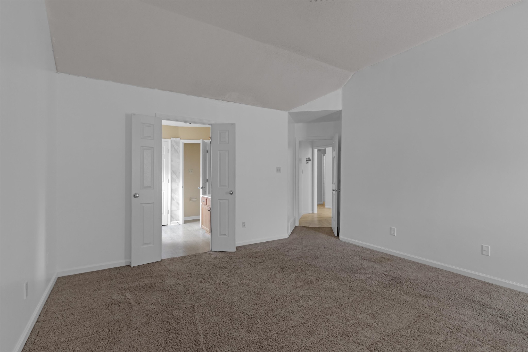 755 North Perkins Road Memphis, TN 38122 - Photo 9 of 25 a view of an empty room and closet