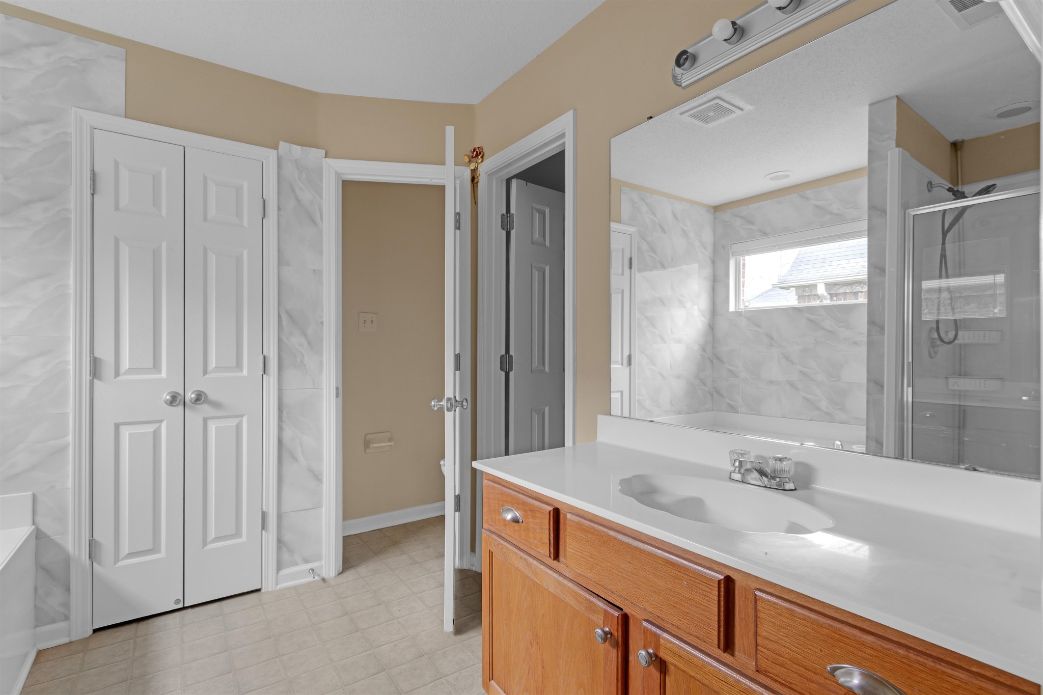 755 North Perkins Road Memphis, TN 38122 - Photo 10 of 25 a bathroom with a tub sink and mirror