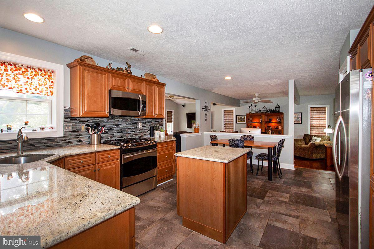 44 Aberdeen Drive Sicklerville, NJ 08081 - Photo 11 of 52 Kitchen: Granite, Stainless Steel Appliance Pkg