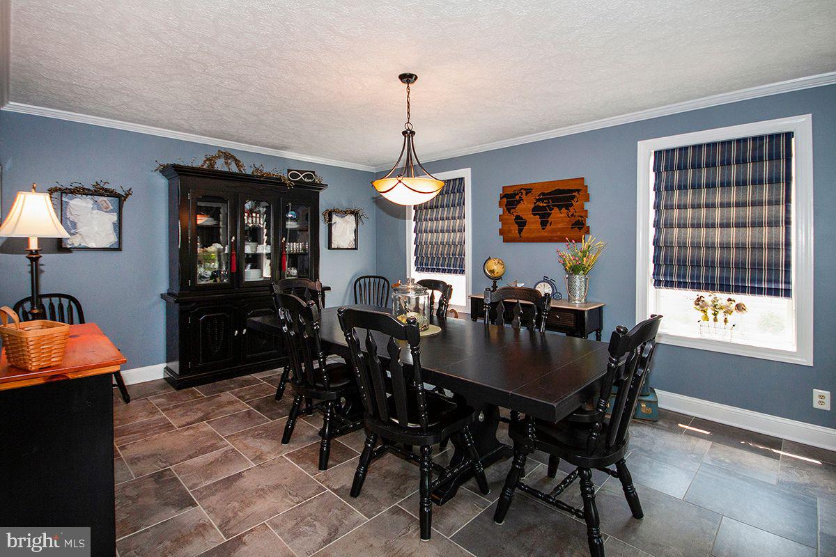44 Aberdeen Drive Sicklerville, NJ 08081 - Photo 19 of 52 Dining Room: Crown Molding