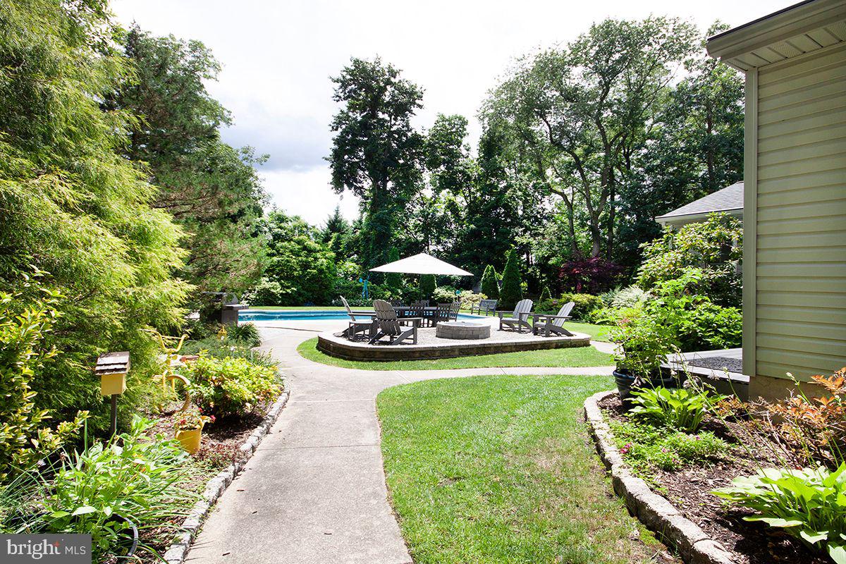 44 Aberdeen Drive Sicklerville, NJ 08081 - Photo 8 of 52 Extensive Landscaping