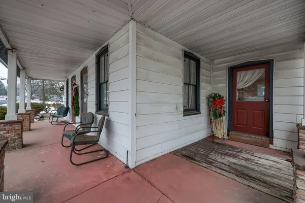 a view of entryway with livingroom