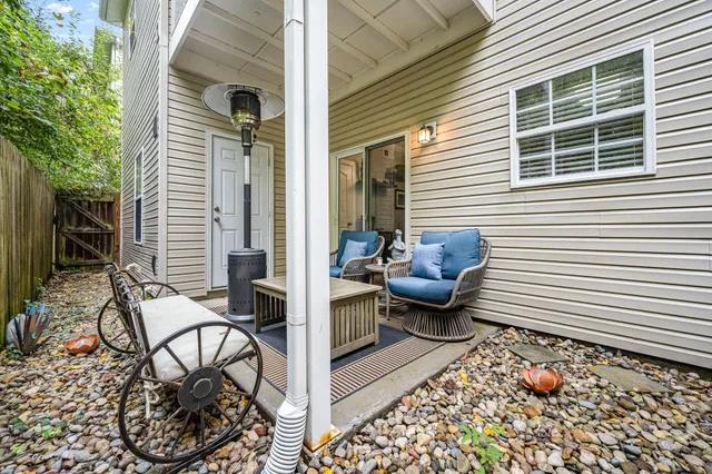 a view of entryway with patio