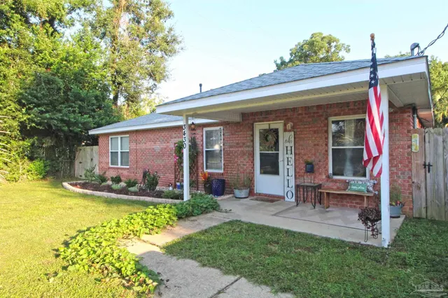 a view of a house with back yard