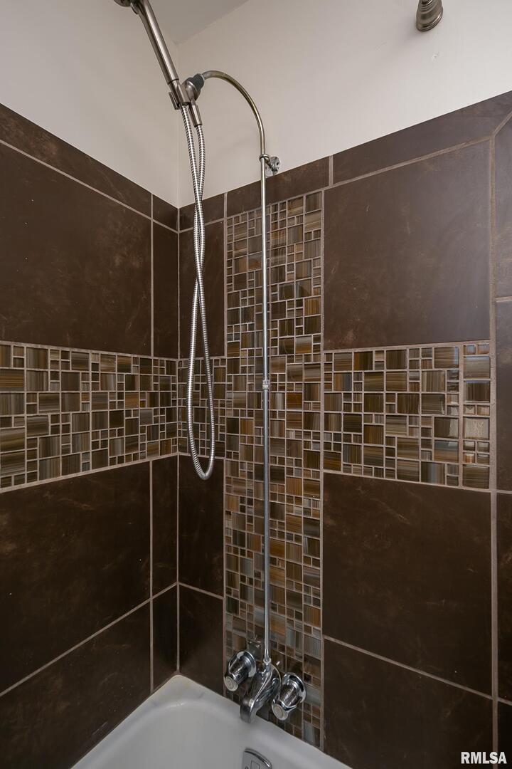 5431 3rd Avenue Moline, IL 61265 - Photo 21 of 29 a bathroom with a toilet