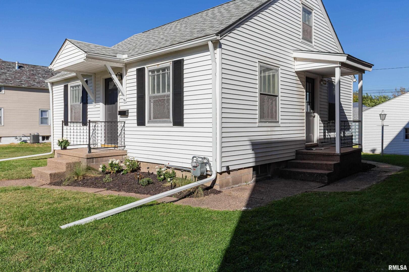 5431 3rd Avenue Moline, IL 61265 - Photo 24 of 29 a view of a house with backyard and garden