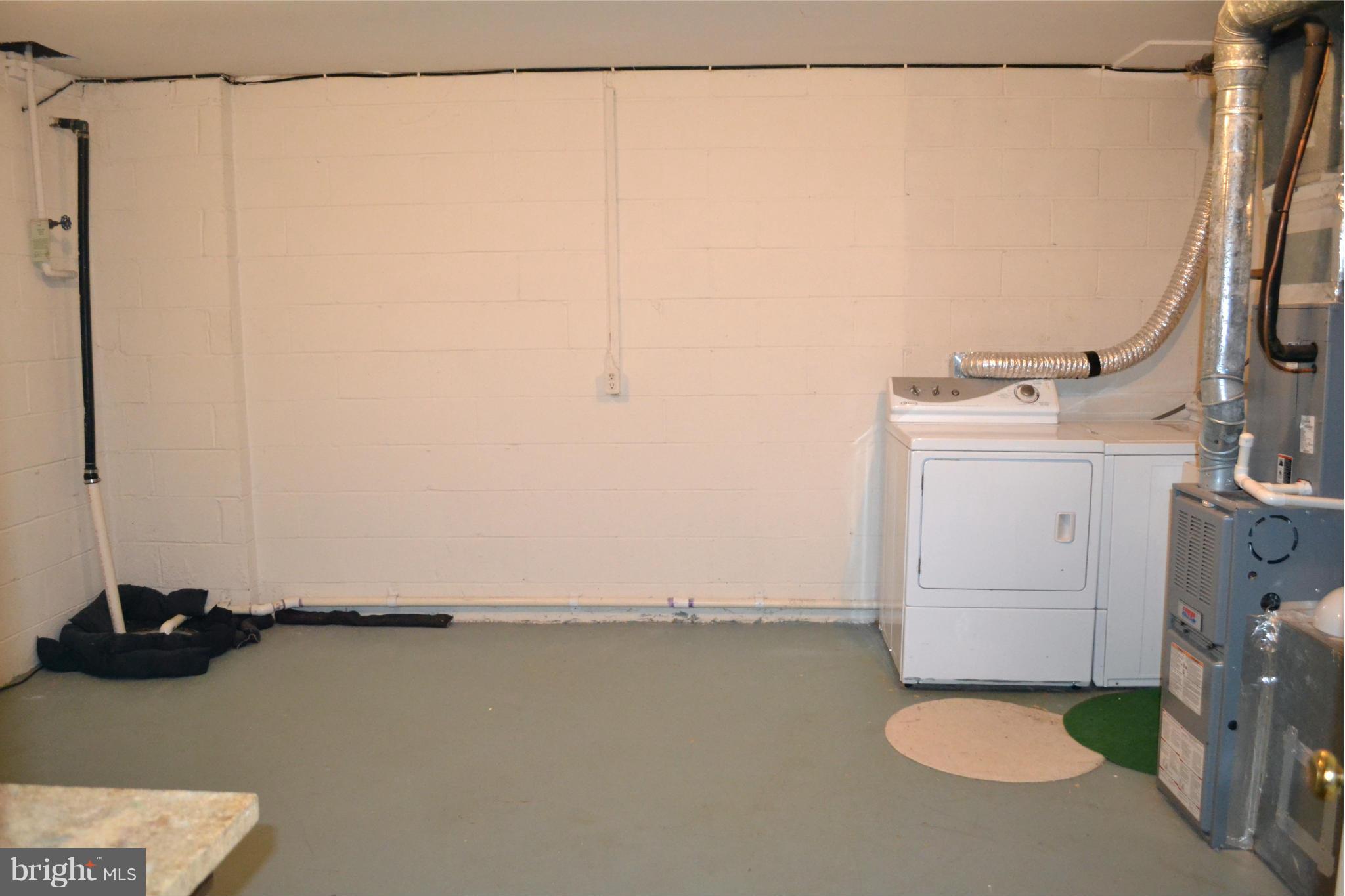 8256 Carrleigh Parkway Springfield, VA 22152 - Photo 25 of 28 a bathroom with a sink and a mirror