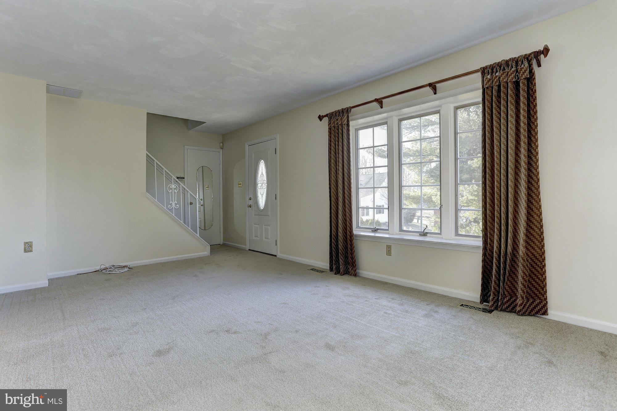 9311 Perglen Road Baltimore, MD 21236 - Photo 4 of 18 Living Room