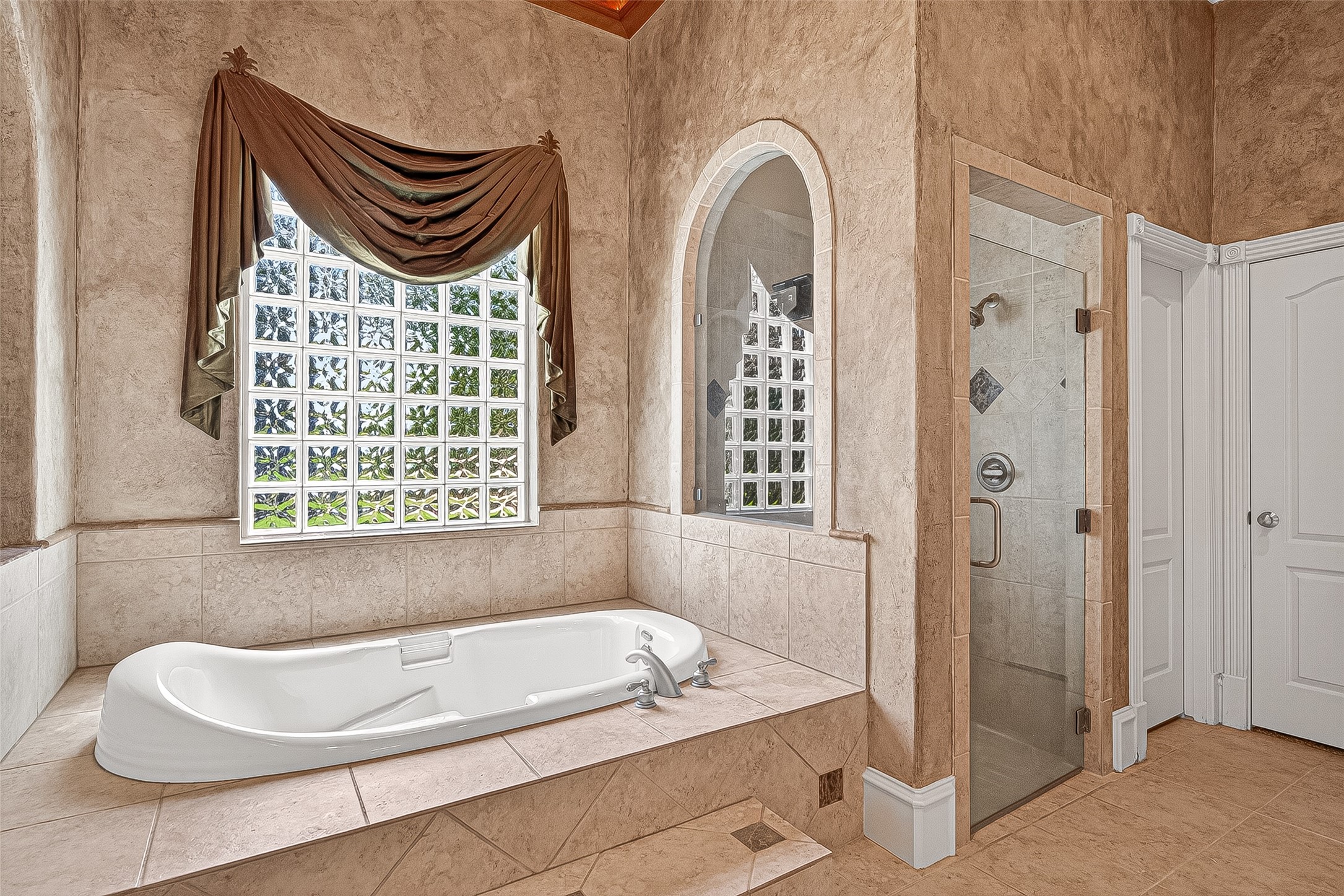 25626 Windy Isle Court Spring, TX 77389 - Photo 19 of 45 Enjoy a nice bath in this soaking tub or a shower in the spacious glass-enclosed shower.