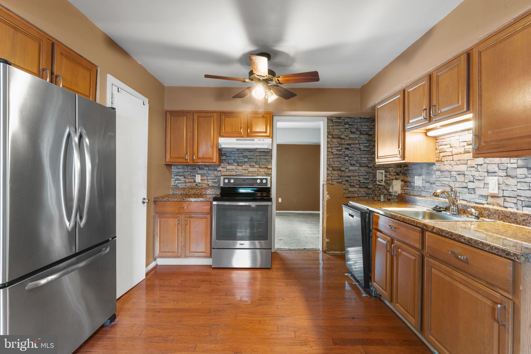 14489 Golden Oak Road Centreville, VA 20121 - Photo 4 of 27 a kitchen with granite countertop a refrigerator oven a sink and dishwasher