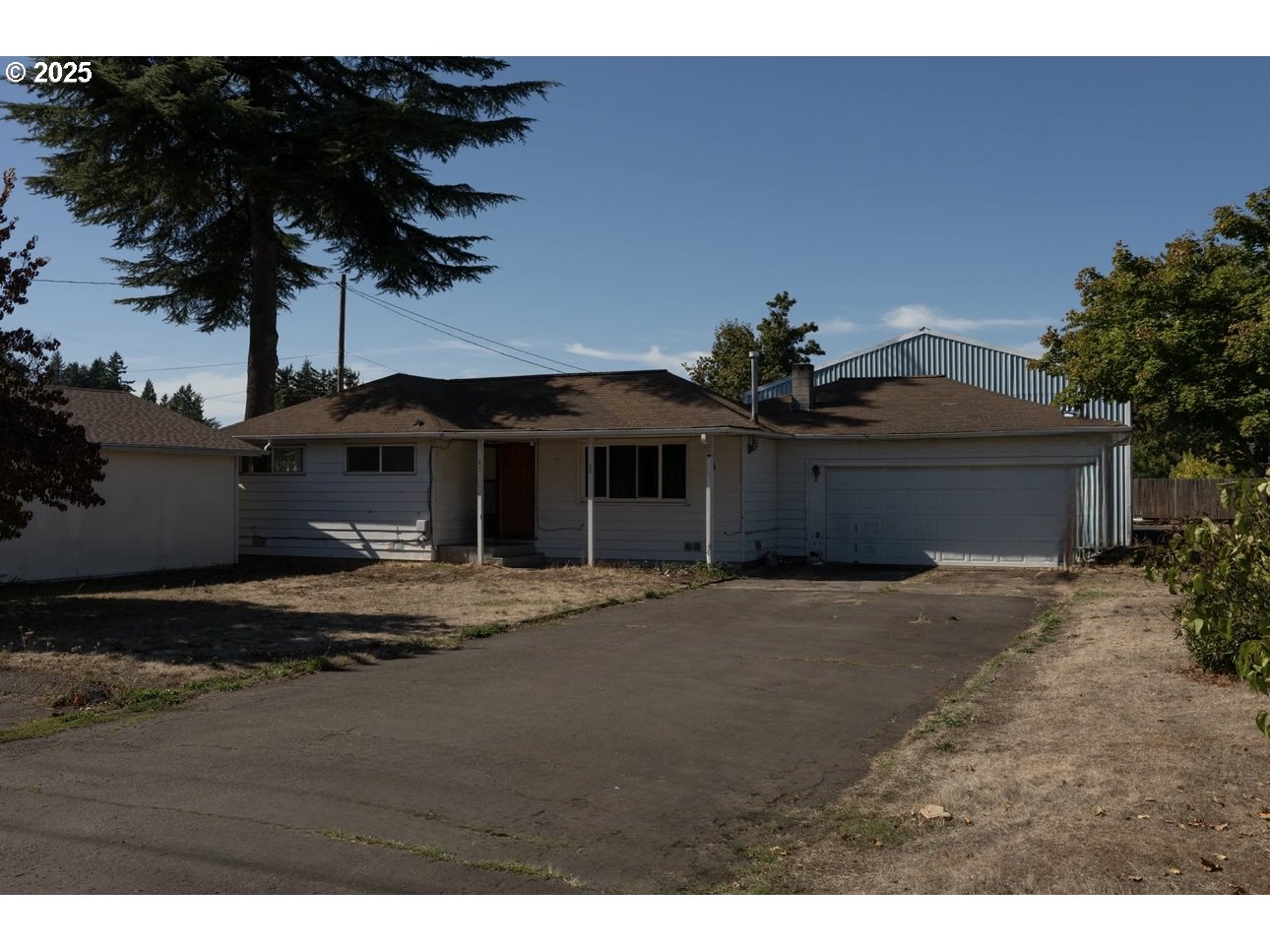 45 Thomas Lane Cottage Grove, OR 97424 - Photo 13 of 17 a front view of a house with a garden