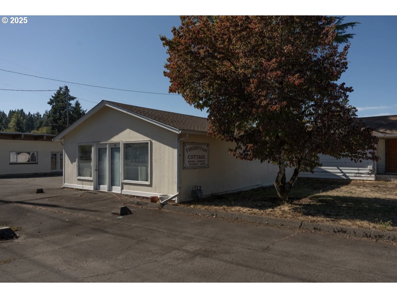 45 Thomas Lane Cottage Grove, OR 97424 - Photo 14 of 17 a front view of a house with a yard