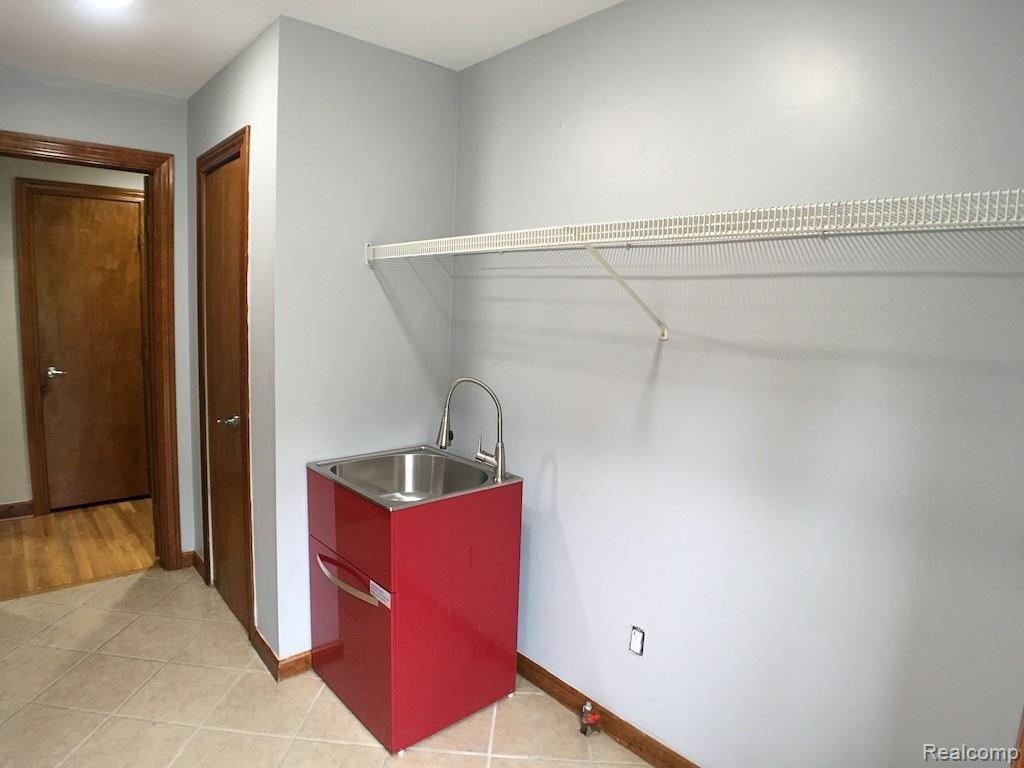 2245 Addaleen Road Highland, MI 48357 - Photo 43 of 50 46-Laundry.jpg