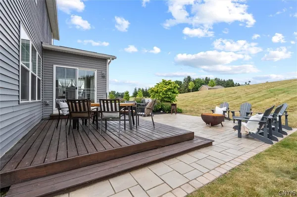 $549,900 | 104 Arch Stone Way, Camillus, NY 13031