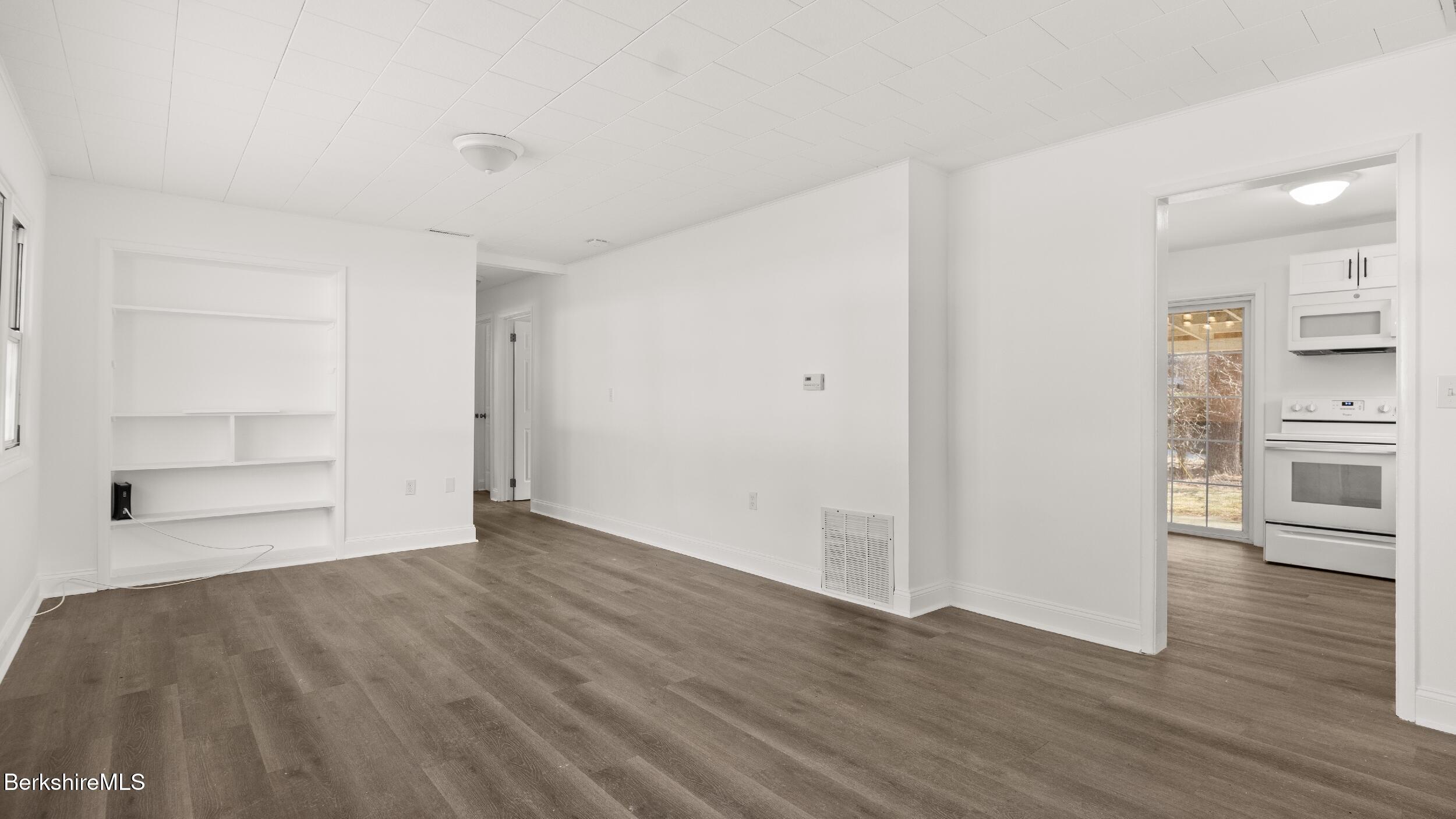 145 Jason Street Pittsfield, MA 01201 - Photo 4 of 27 Living Room