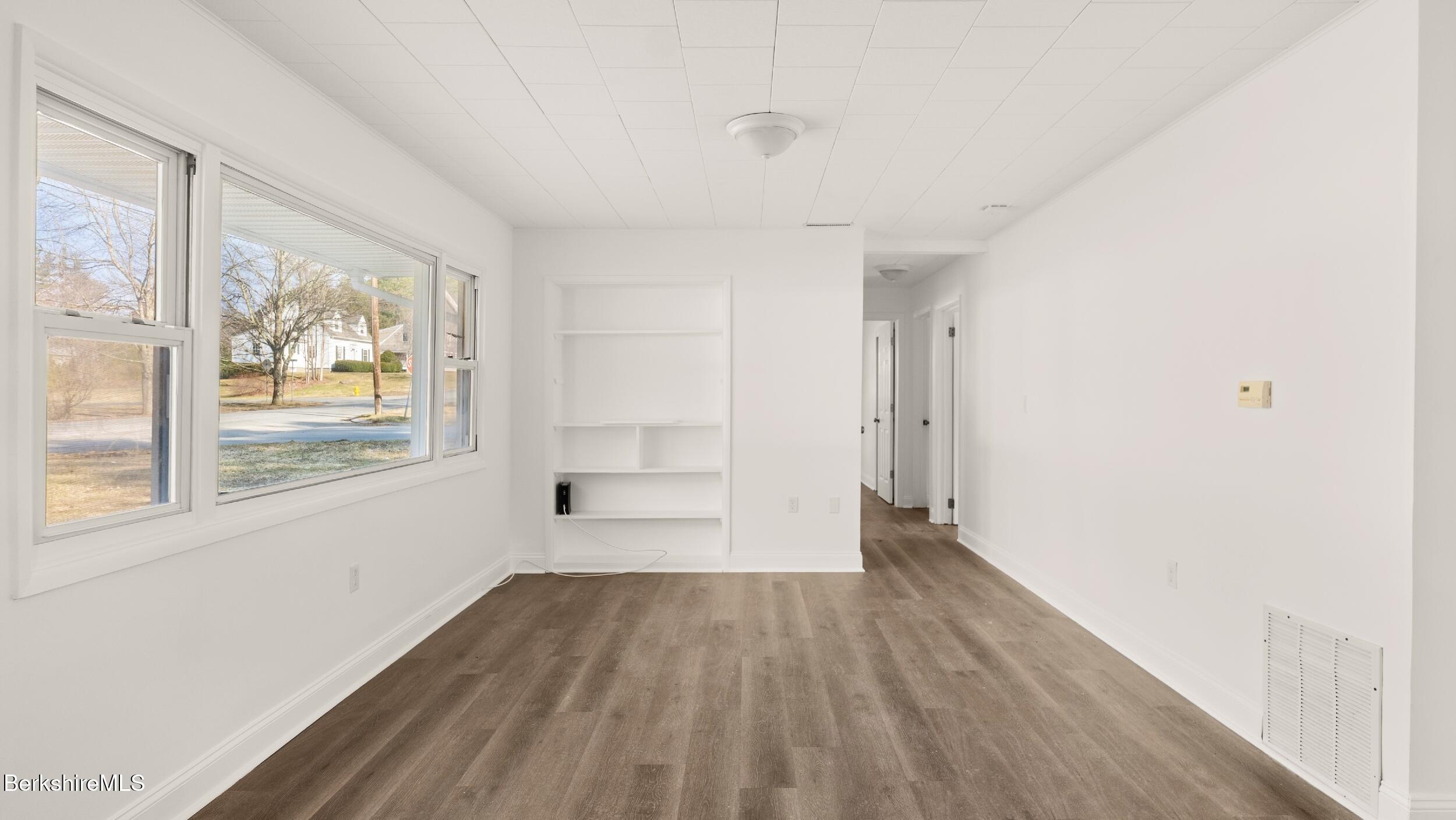 145 Jason Street Pittsfield, MA 01201 - Photo 5 of 27 Living Room