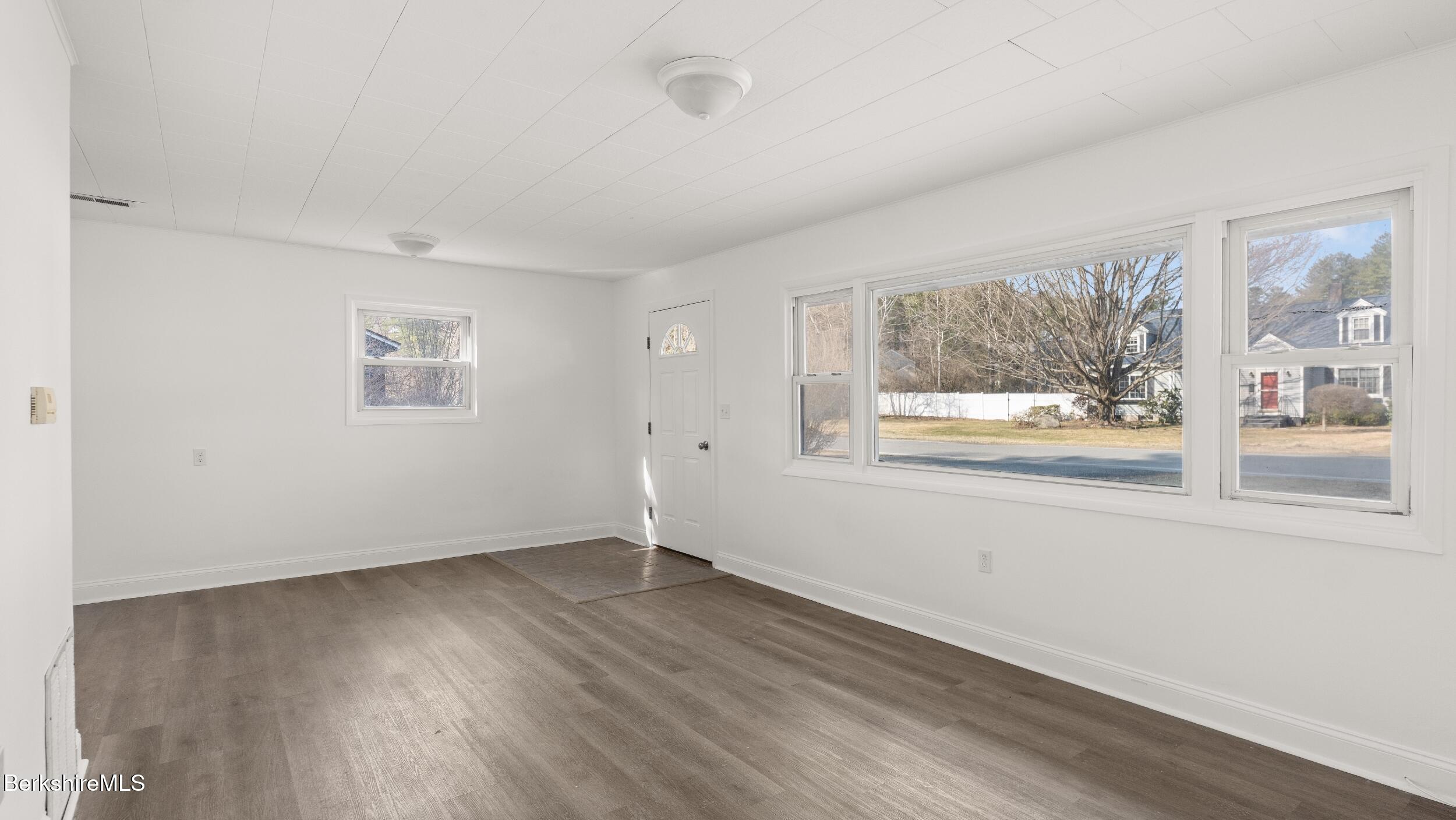 145 Jason Street Pittsfield, MA 01201 - Photo 6 of 27 Living Room