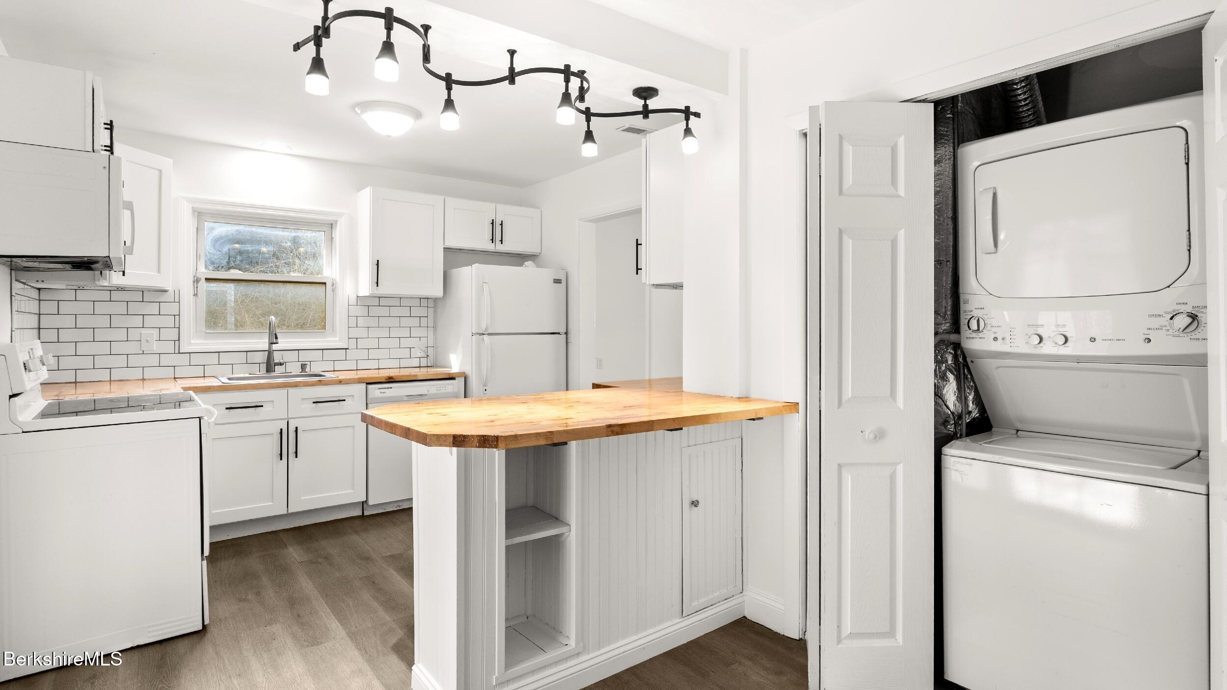 145 Jason Street Pittsfield, MA 01201 - Photo 10 of 27 Kitchen