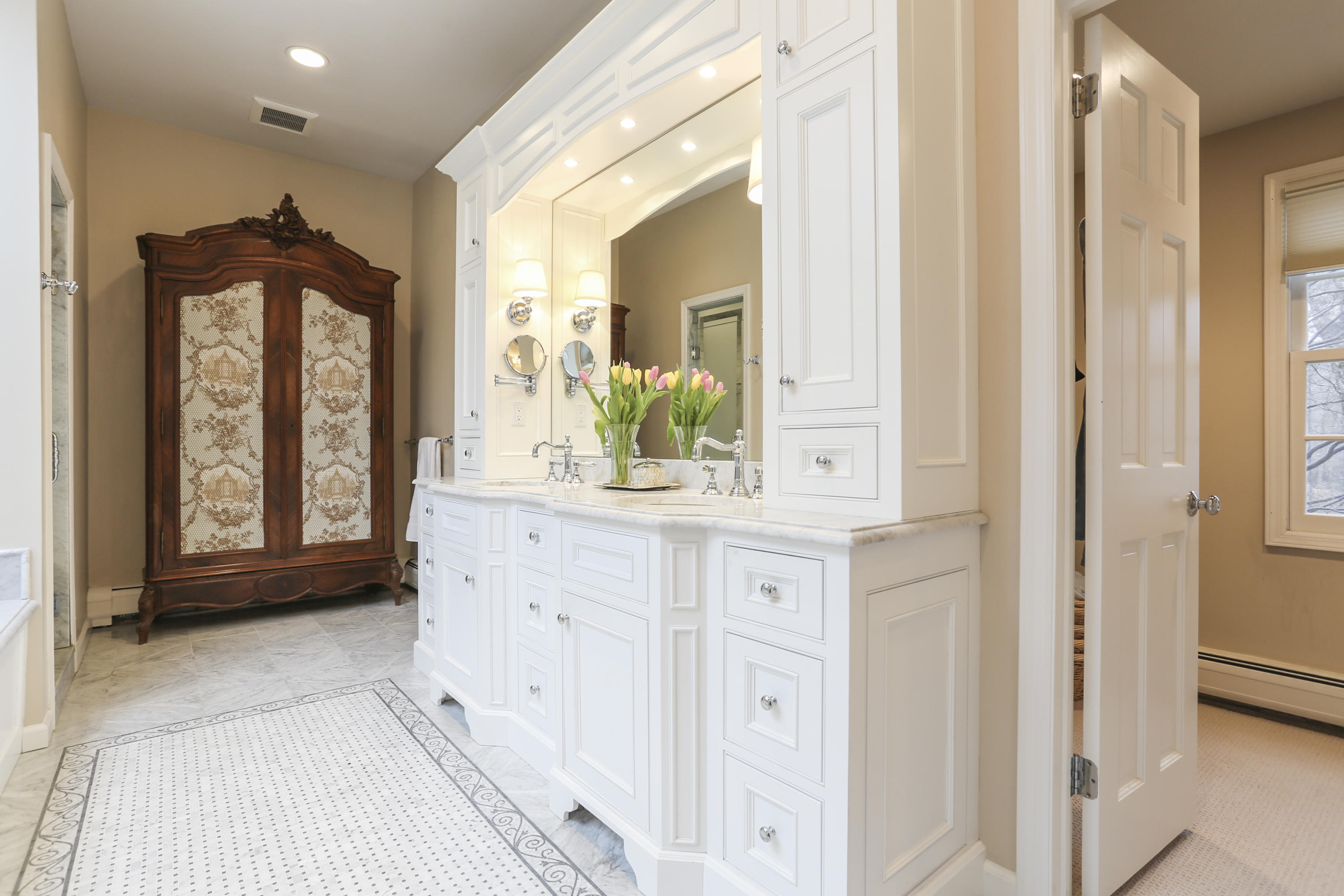 81 Rilling Ridge New Canaan, CT 06840 - Photo 30 of 44 050-photo-main-bathroom-9037197
