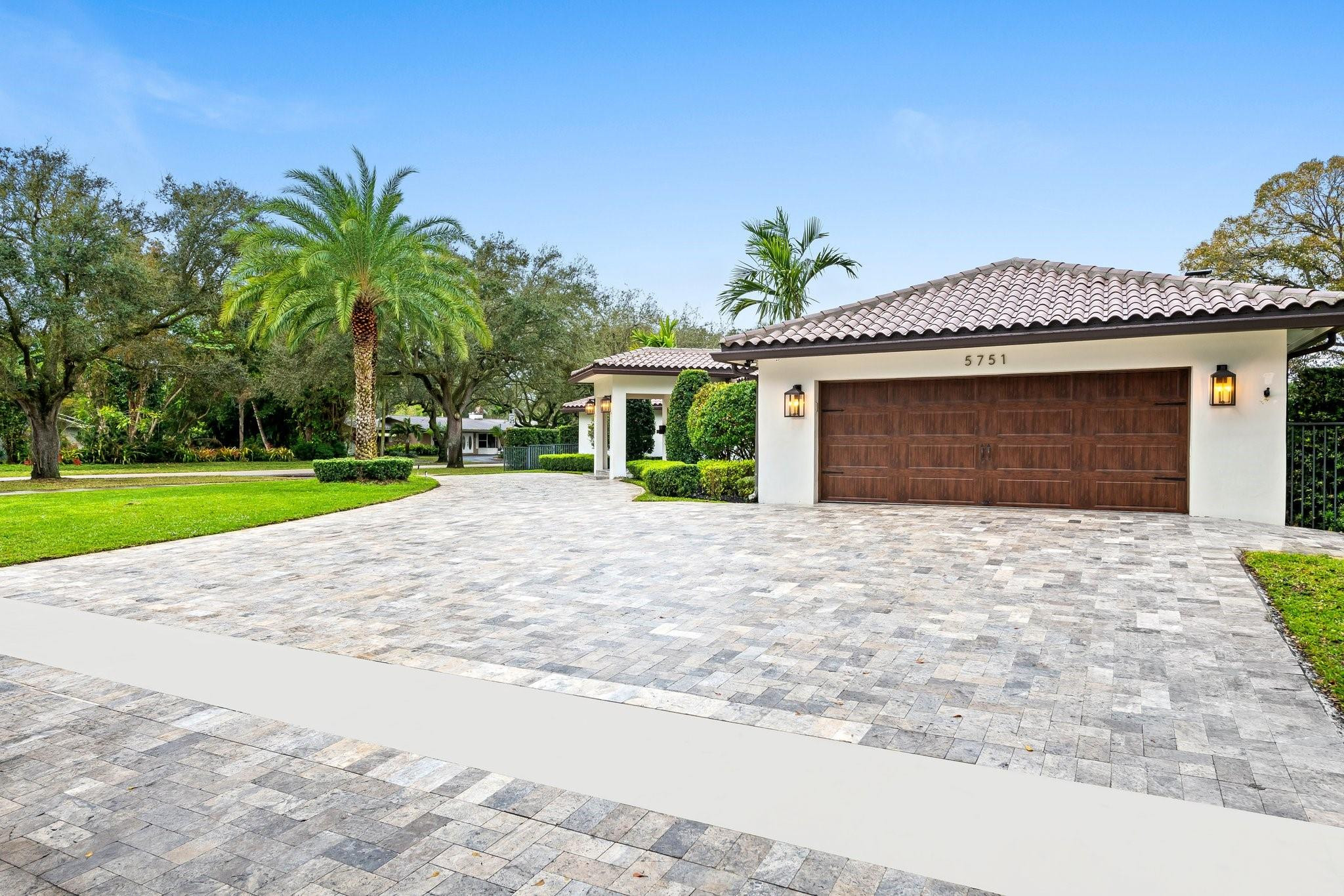 5751 Plantation Road Plantation, FL 33317 - Photo 5 of 32 a front view of house with yard and green space