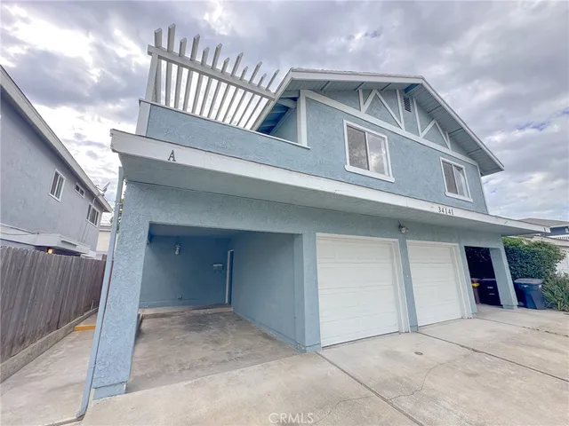 a view of an house with a garage