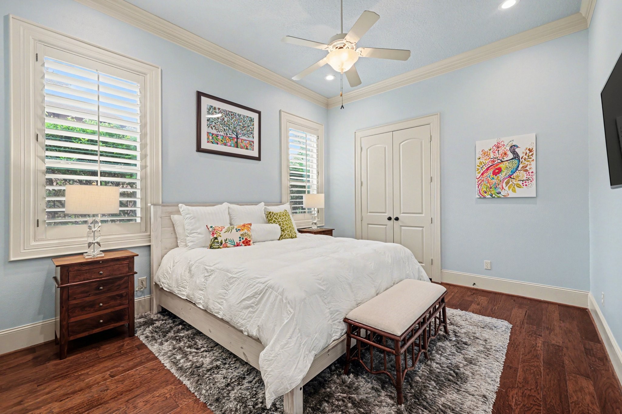 3 Player Ridge Court The Woodlands, TX 77382 - Photo 20 of 50 Downstairs secondary bedroom off the kitchen with great closet space and a private bathroom.