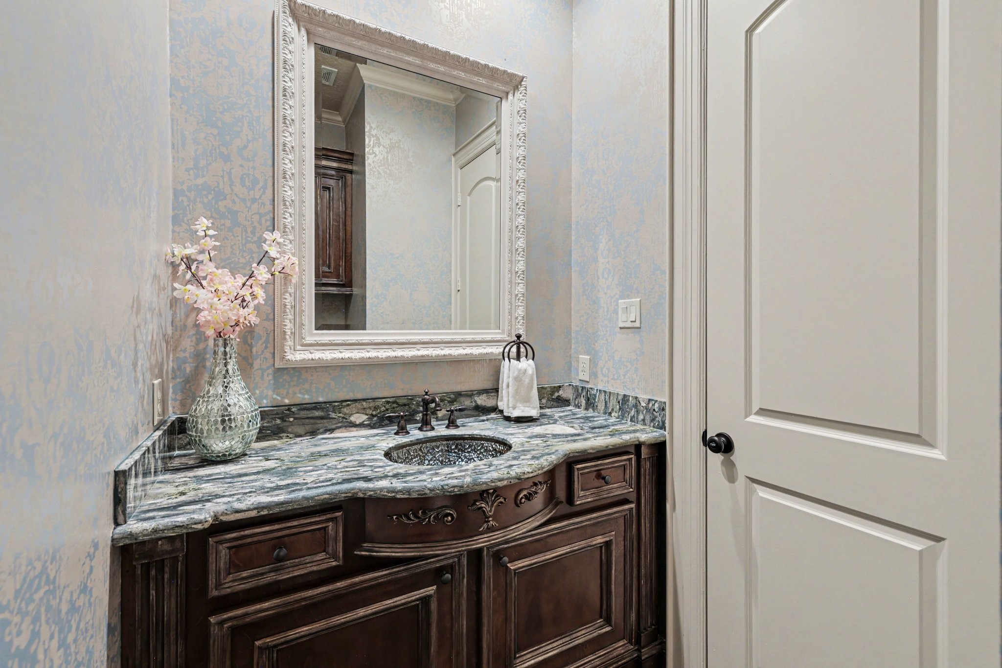 3 Player Ridge Court The Woodlands, TX 77382 - Photo 27 of 50 Adorable upstairs half bath off the game room.