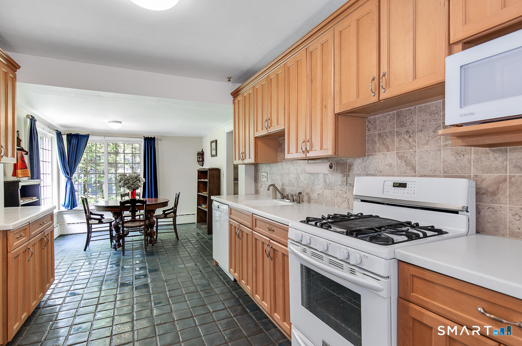 446 Amity Road Woodbridge, CT 06525 - Photo 8 of 40