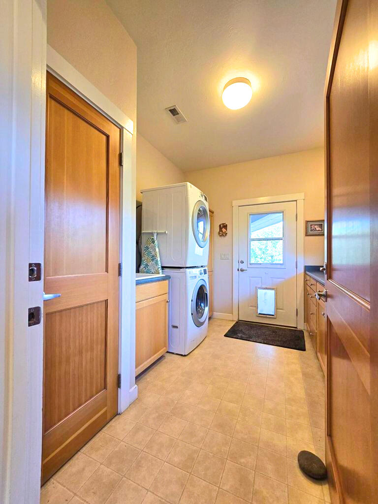 1682 Brown Road Jacksonville, OR 97530 - Photo 18 of 51 Direct access to Laundry